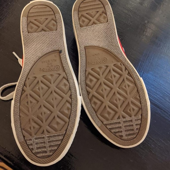 Red converse - Picture 2 of 3